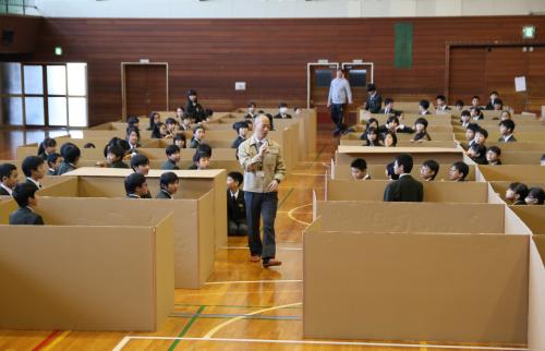 避難所の設営を体験する野幌中学校の生徒の写真