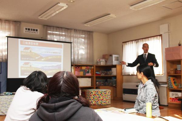 地震発生の仕組みを学ぶ参加者らの写真