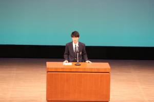 とわの森三愛高校2年生の石川さんのスピーチの様子