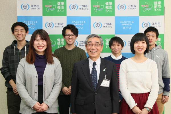 札幌学院大学土佐プロジェクトのメンバーと副市長の写真