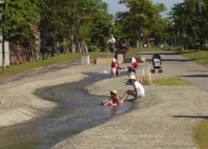 四季のみちの水遊びの写真