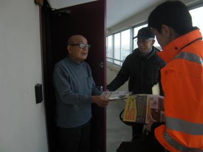 高齢者宅を訪れる民生児童委員と消防職員の写真1