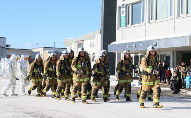行進する消防職員の写真