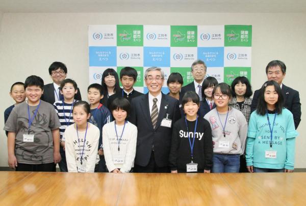 土佐市の江別市訪問団のと副市長の集合写真