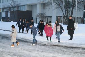 冬道を歩く土佐市の小学生の写真