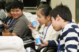 飲むヨーグルトを飲む土佐市の小学生の写真