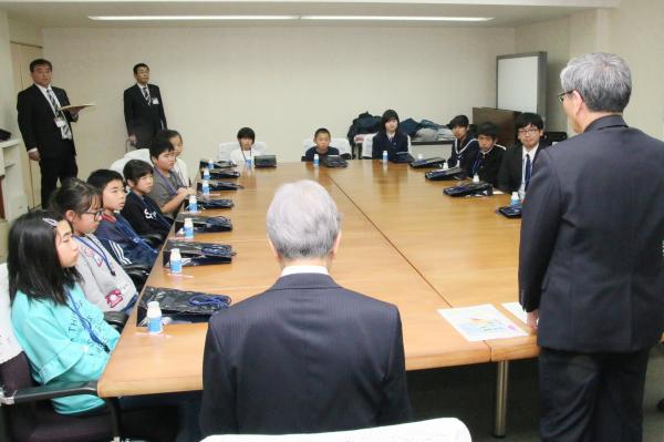 副市長の挨拶に耳を傾ける土佐市の江別市訪問団の写真