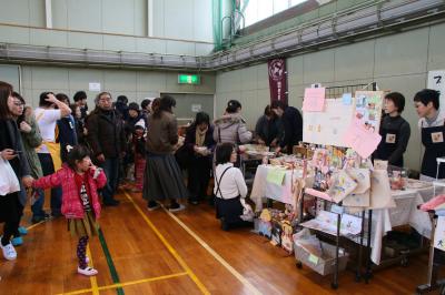 地場産品を販売する様子の写真