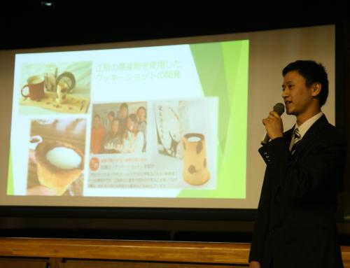 試食会でクッキーショットを紹介する学生の写真