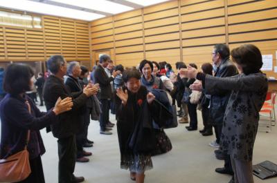 見送られる卒業生の写真