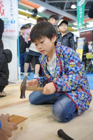 大工体験で木箱を作る子どもの写真