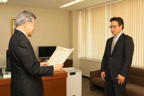 感謝状を手渡す月田教育長と受け取る逵本社長の写真