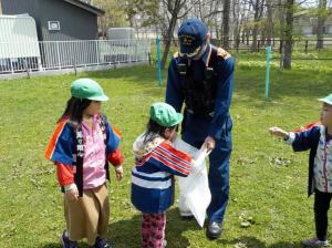 公園のゴミ拾いをするクラブ員