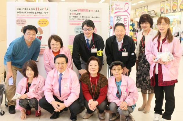 会場を提供したイオン江別店の方とピンクリボン事務局職員、江別市長の集合写真