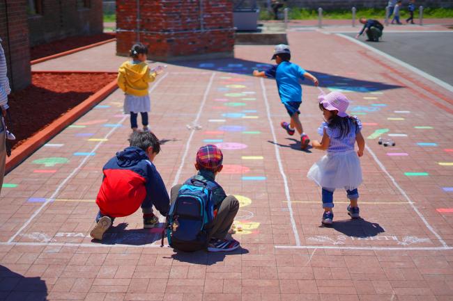 特設コースでペットボトルカーを走らせる子どもたちの写真