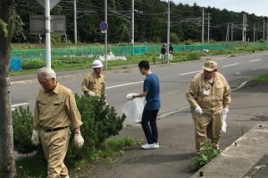 ごみ拾いを行う北海鋼機の社員らの写真