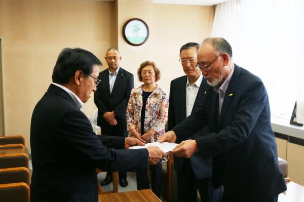 市長に要請書を手渡す河治江別地区保護司会長の写真