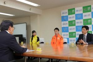 市長と話す鵜飼選手、大川選手、石山館長の写真