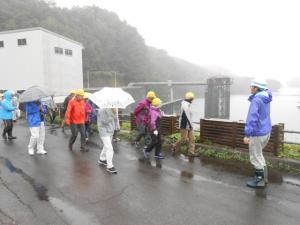 いざり川ダムを見学する写真