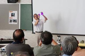 ブラックライトによるルビーの見分け方を説明する岡本講師の写真