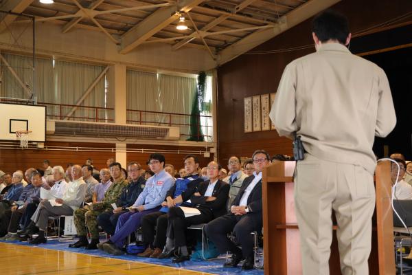 担当者の説明に聞き入る参加者らの写真