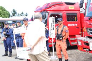 災害対応車の展示コーナーを見学する人の写真