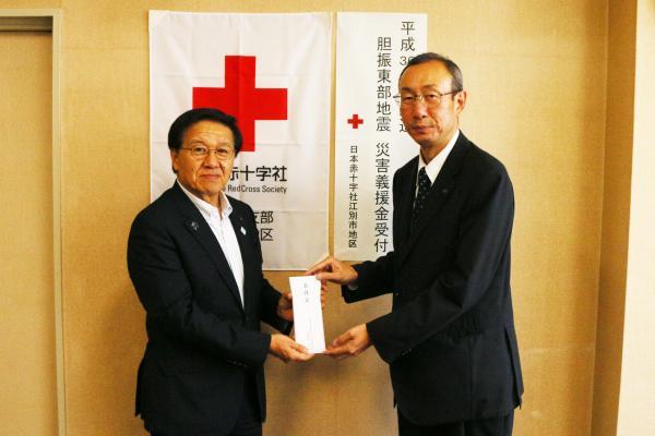 義援金を市長に手渡す北海道電気技術サービス社長の写真