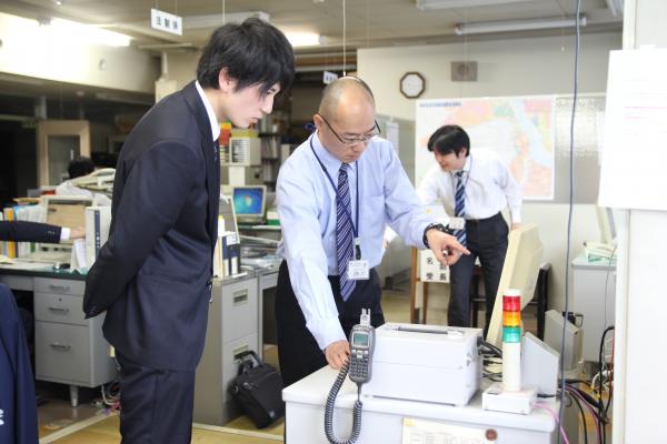 職員さんにJアラーとの説明を受けている若山さん