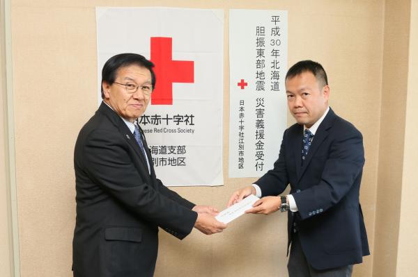 義援金を市長に手渡す江別管工事業協同組合代表理事の写真
