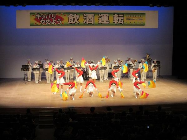 道警カラーガード隊による演技の写真