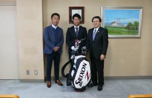 ゴルフのプロテストに合格した佐藤太地さんとお父様とともに