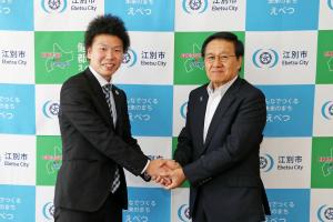 JICA派遣員の浜岡さんと三好市長