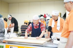 麺棒でノシを行う参加者