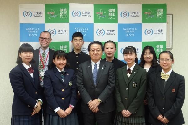 中学生国際交流事業訪問団の集合写真