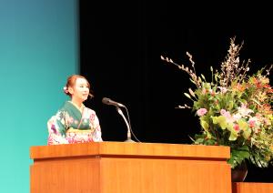 二十歳の抱負を述べる林留花さんの写真