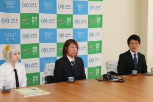 市長に今回の寄附に関する話をする北海道サブカルEXPOの代表らの写真