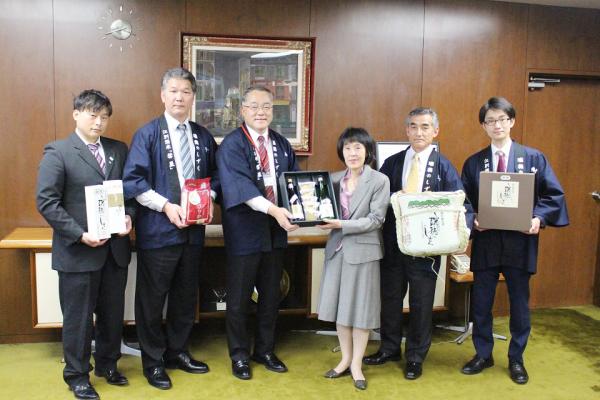 すいせいのメンバーと高橋知事の写真