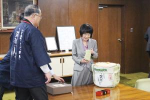 瑞穂のしずくを手にする高橋知事の写真