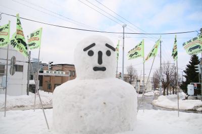 地区センター側からみた交通安全だるまの写真