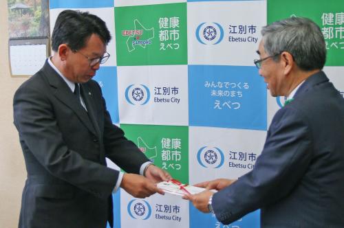 寄付を受ける佐々木雄二副市長の写真