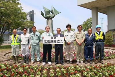 花壇作りを行った江別造園協会会員の写真