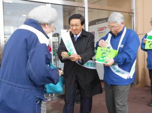 緑の募金街頭募金で市民の皆さんに協力を呼びかける三好市長