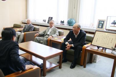 歓談する江別ホタルの会メンバーと三好市長の写真