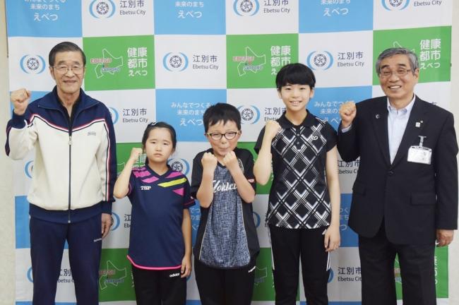 塚原選手、北道選手、佐藤選手、川嶋さんと副市長の写真