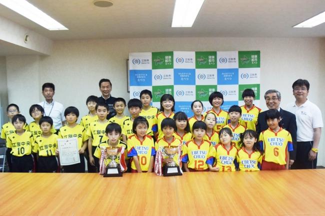 江別中央ガッツと江別中央ジャンプの選手達の集合写真