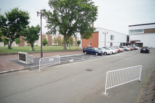 駐車場が広くなった市民体育館の駐車場の写真