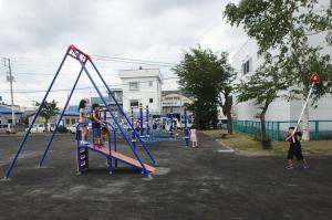 子どもが遊具で遊んでいる写真