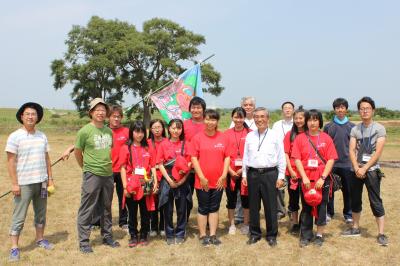 青少年サークルの方と副市長の集合写真