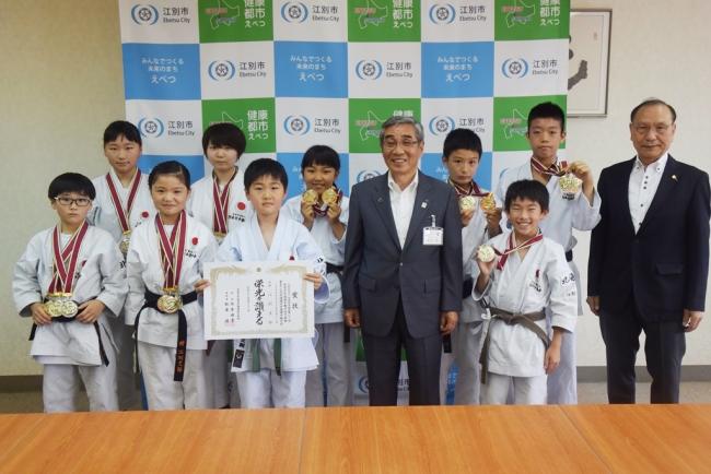 野幌空手道スポーツ少年団の選手たちの写真