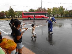 自作水鉄砲で遊ぶ子どもたちの写真